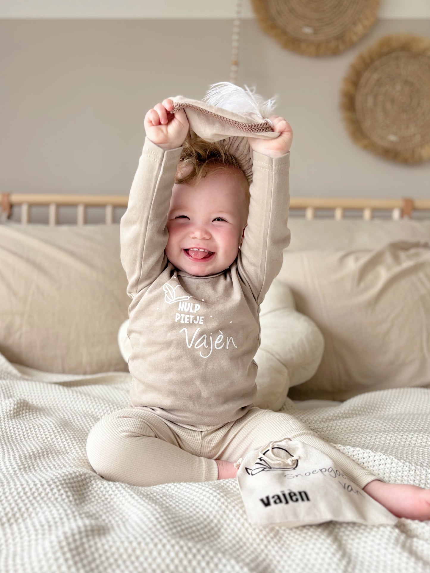 Hulppietje shirtje met naam beige, Sinterklaas