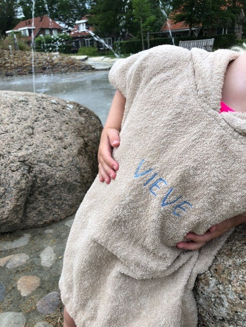 Badponcho met naam zandkleur