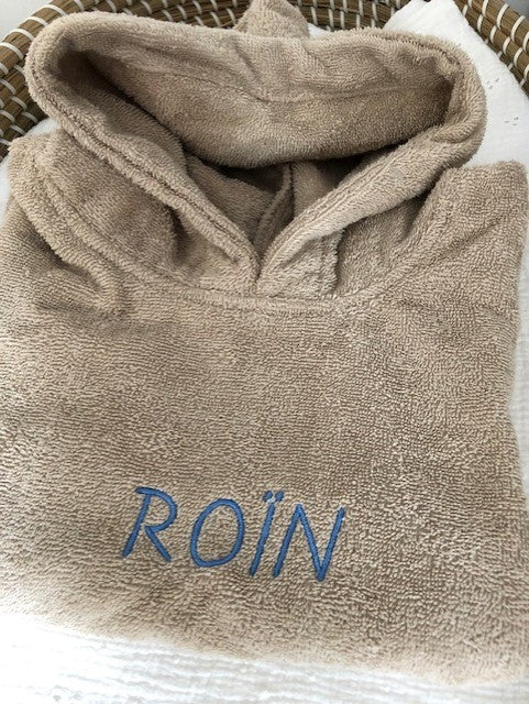 badponcho met naam beige, blauw garen