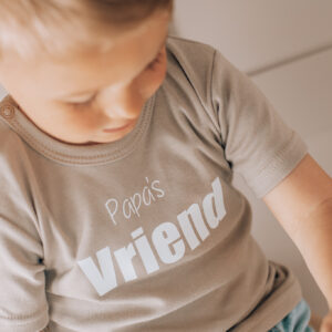 beige shirt papa's vriend